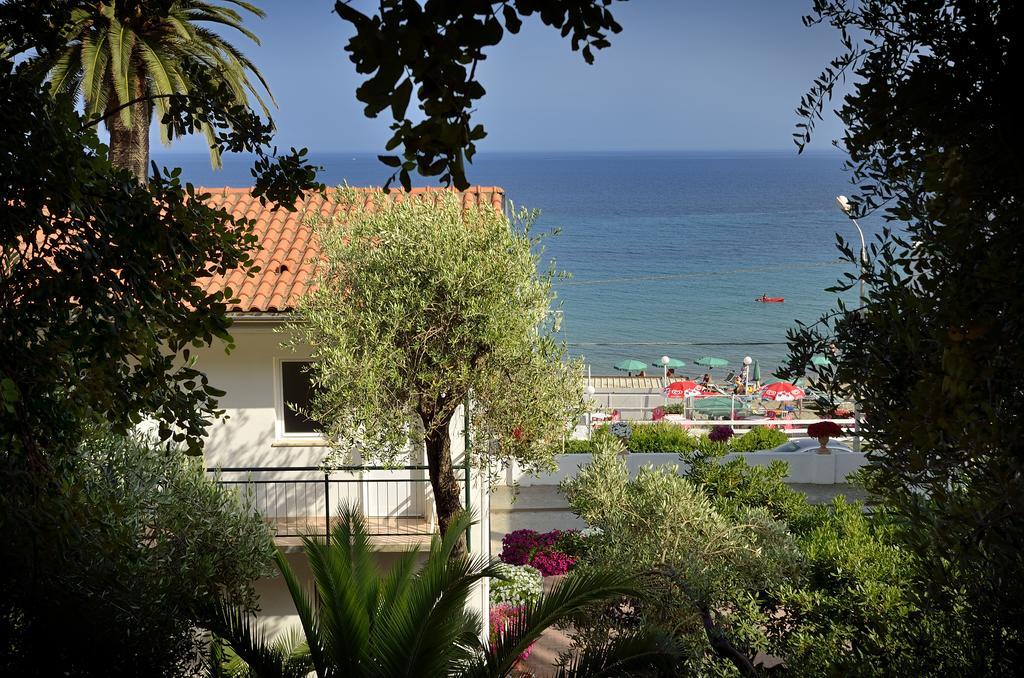 Blue Beach Aparthotel Bussana Nuova Exterior photo